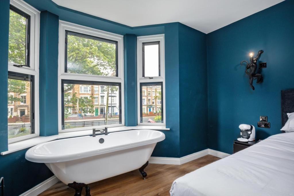 23 Trafalgar Square With Hot Tub And Cinema 스카버러 외부 사진